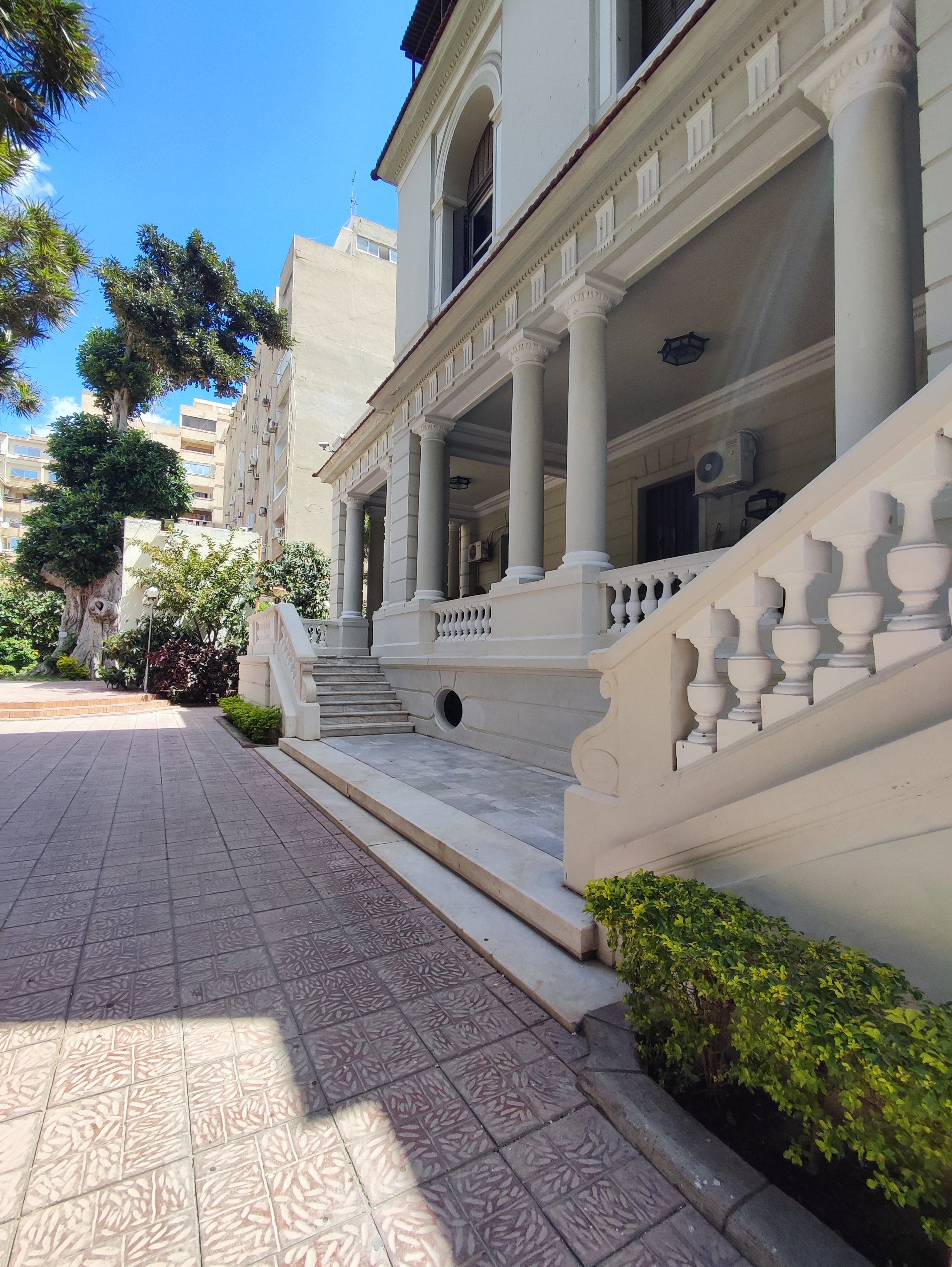 Τρία Αλεξανδρινά Μέγαρα: Φίννεϋ, Ρόλο, Σαλβάγου