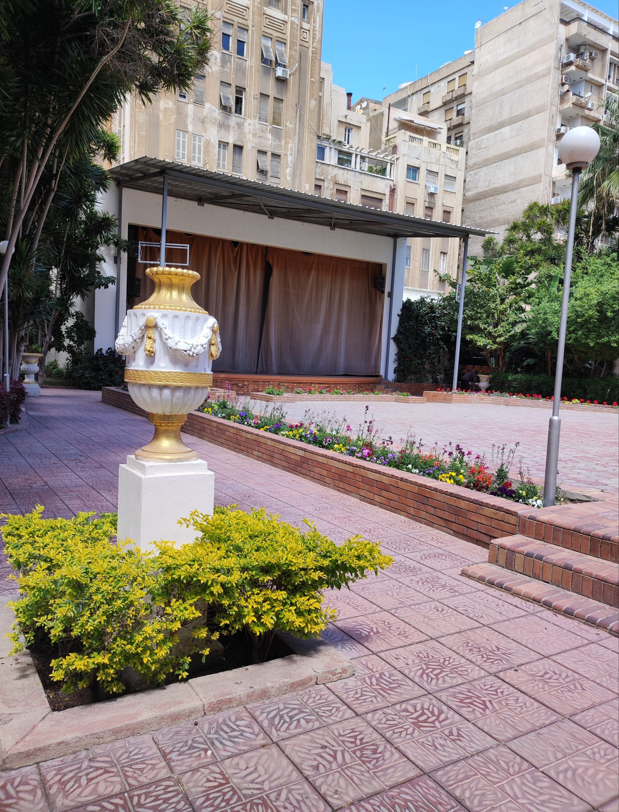 Τρία Αλεξανδρινά Μέγαρα: Φίννεϋ, Ρόλο, Σαλβάγου