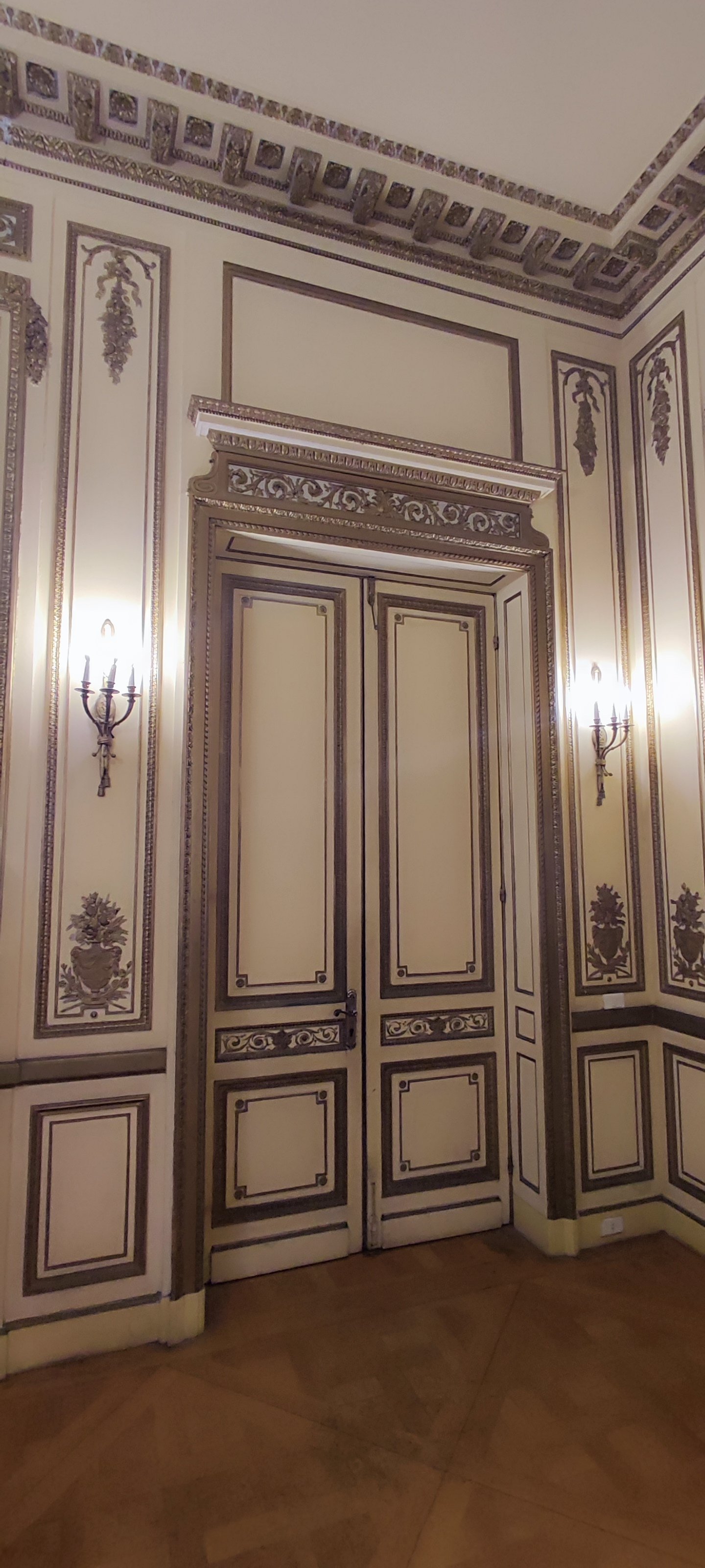 Τρία Αλεξανδρινά Μέγαρα: Φίννεϋ, Ρόλο, Σαλβάγου