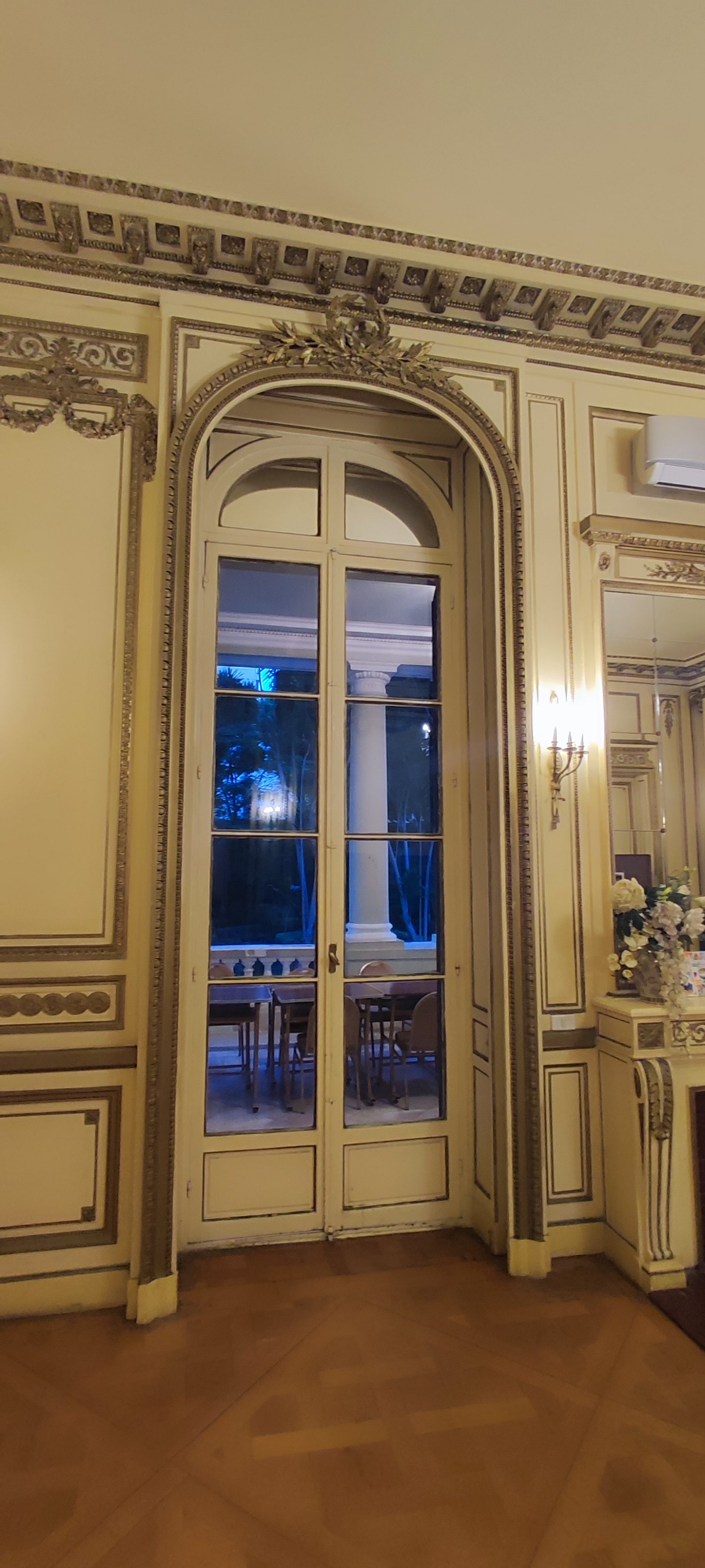 Τρία Αλεξανδρινά Μέγαρα: Φίννεϋ, Ρόλο, Σαλβάγου