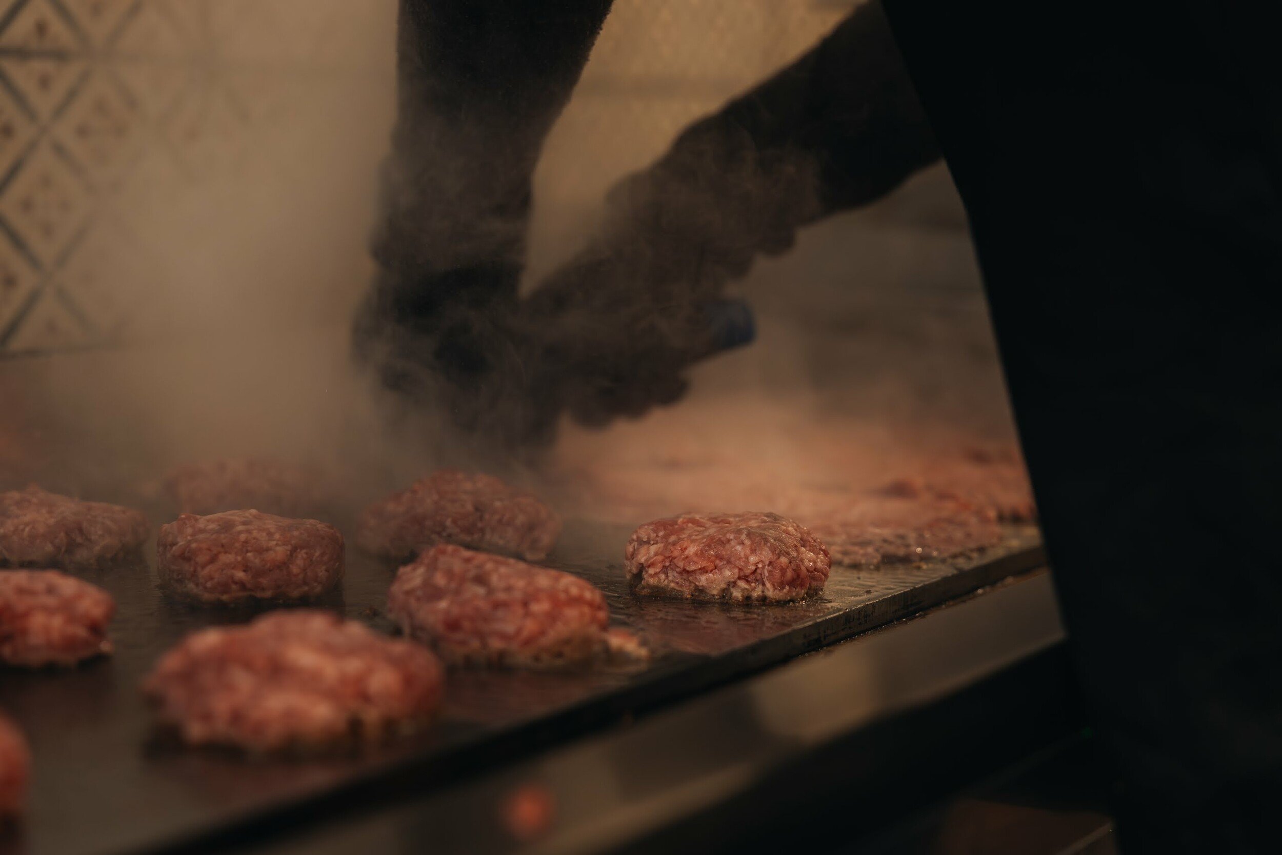 Στο F* Smashing για burgers με crispy μπιφτέκια, sando και buffalo wings με ασιατικό twist