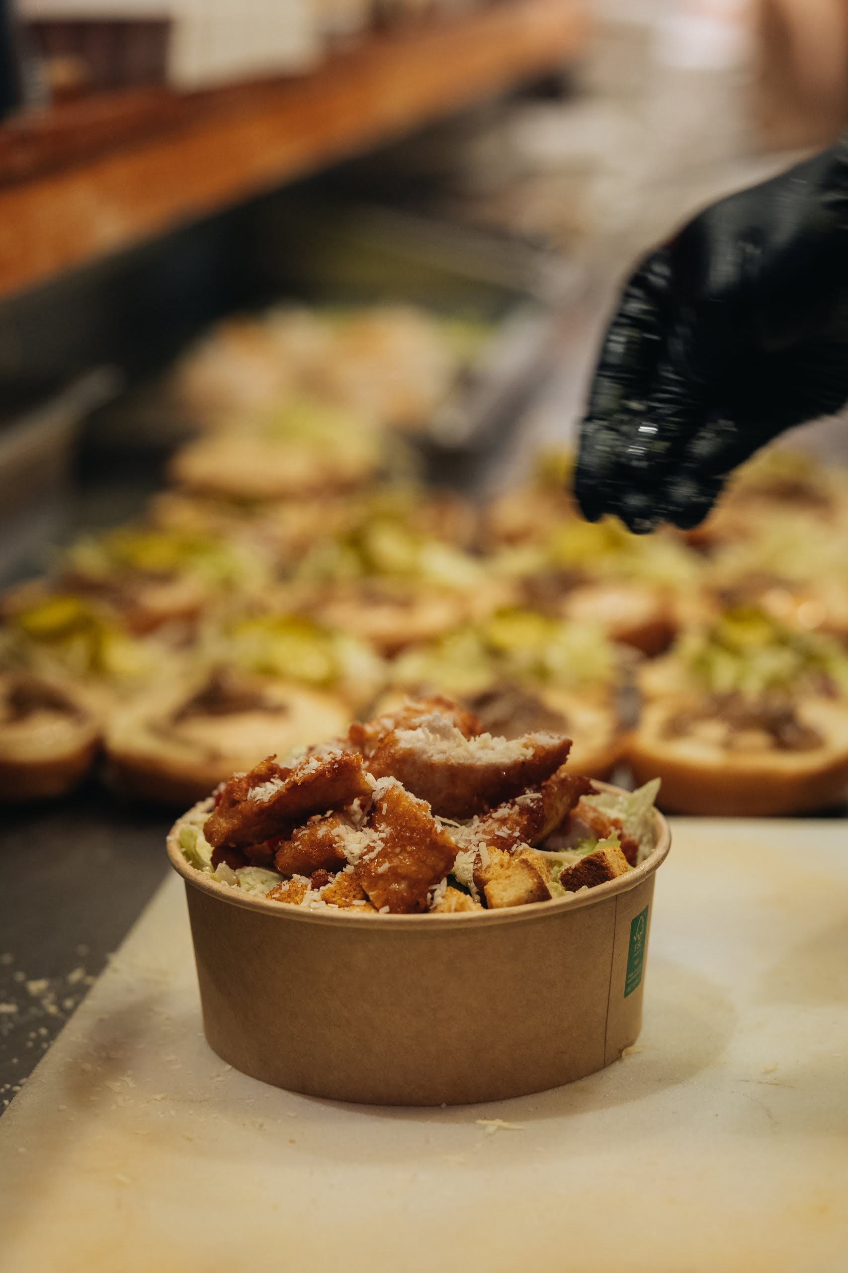 Στο F* Smashing για burgers με crispy μπιφτέκια, sando και buffalo wings με ασιατικό twist