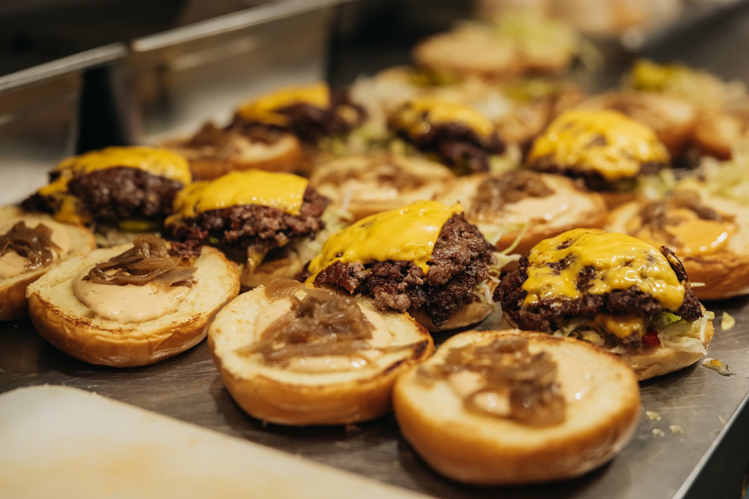 Στο F* Smashing για burgers με crispy μπιφτέκια, sando και buffalo wings με ασιατικό twist