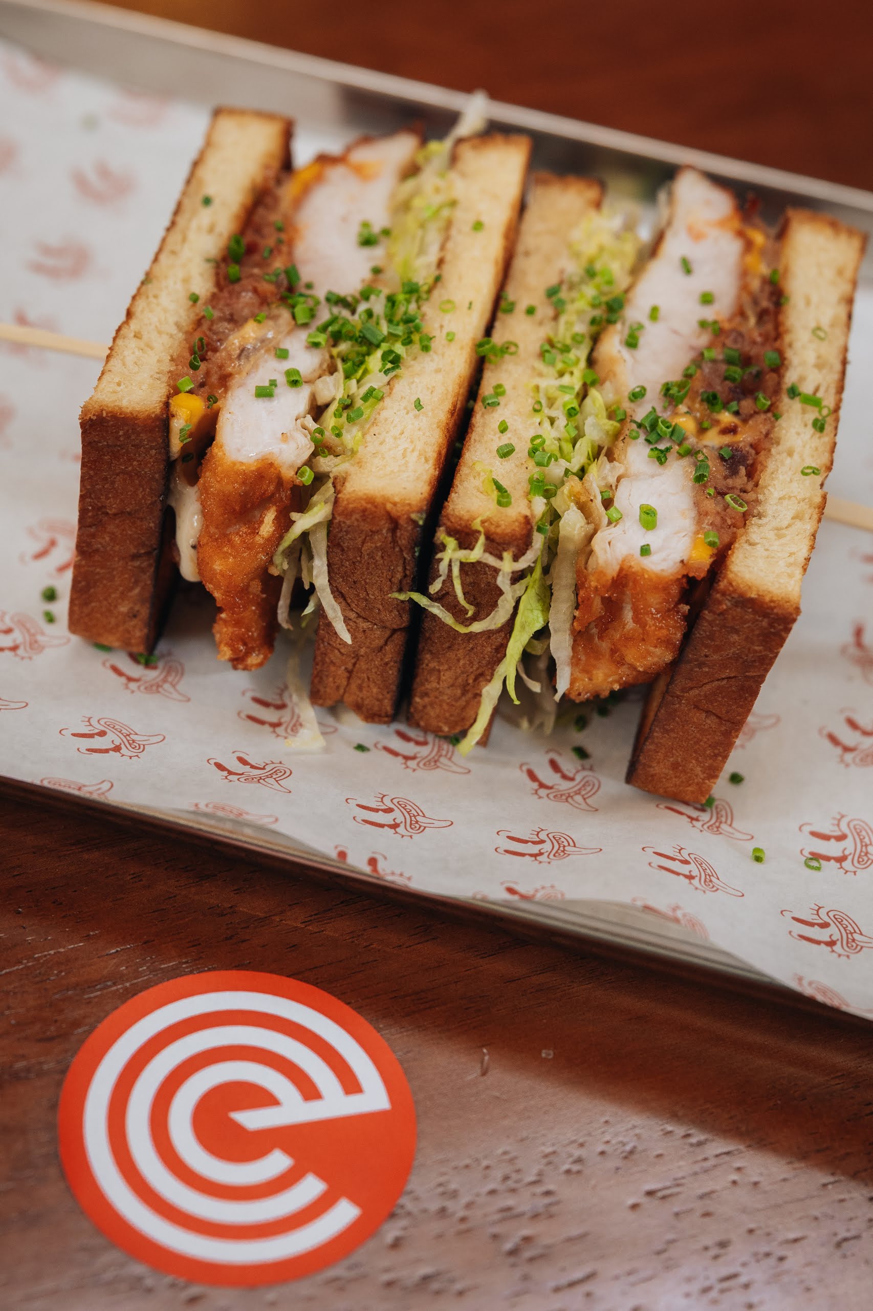 Στο F* Smashing για burgers με crispy μπιφτέκια, sando και buffalo wings με ασιατικό twist