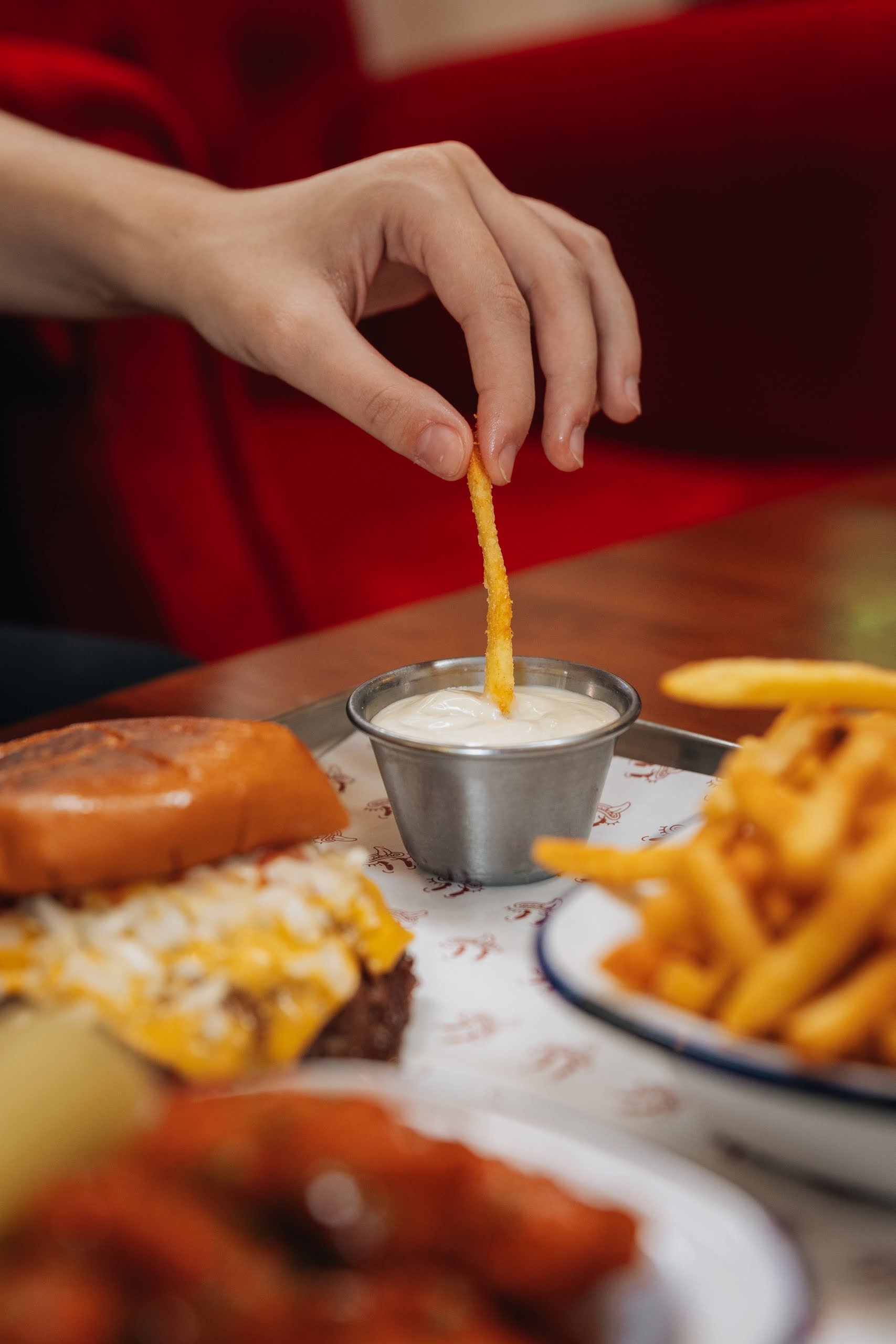 Στο F* Smashing για burgers με crispy μπιφτέκια, sando και buffalo wings με ασιατικό twist