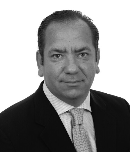 Ο καρκίνος του μαστού προκαλεί έντονο φόβο και άγχος σε κάθε γυναίκα. Γι’ αυτό είναι καλό να ξέρουμε τι είναι αλήθεια και τι μύθος όσον αφορά τη συγκεκριμένη νόσο. Ακολουθούν 7 τέτοιες περιπτώσεις. Μύθος 1: Ψηλάφισα ένα ογκίδιο στο στήθος μου κι αυτό σημαίνει ότι έχω καρκίνο του μαστού. Αλήθεια: Μόνο ένα μικρό ποσοστό των ογκιδίων του μαστού αποδεικνύεται ότι είναι καρκίνος. Ωστόσο, αν ψηλαφίσετε ογκίδιο ή παρατηρήσετε οποιαδήποτε αλλαγή στον μαστό ή στο δέρμα, δεν θα πρέπει να το αγνοήσετε. Μύθος 2: Η μαστογραφία μπορεί να προκαλέσει καρκίνο του μαστού. Αλήθεια: Η μαστογραφία αποτελεί τον καλύτερο τρόπο ανίχνευσης του πρώιμου καρκίνου του μαστού. Οι δόσεις ακτινοβολίας είναι πολύ μικρές, γι’ αυτό ο κίνδυνος είναι εξαιρετικά χαμηλός. Μύθος 3: Αν υπάρχει οικογενειακό ιστορικό, αυξάνεται η πιθανότητα να νοσήσω. Αλήθεια: Ενώ οι γυναίκες που έχουν οικογενειακό ιστορικό καρκίνου του μαστού βρίσκονται σε υψηλότερη ομάδα κινδύνου, στην πλειοψηφία τους οι γυναίκες που παρουσιάζουν καρκίνο μαστού δεν έχουν οικογενειακό ιστορικό. Σύμφωνα με τις διεθνείς κατευθυντήριες οδηγίες, πρέπει να γίνεται μία μαστογραφία αναφοράς στα 35-38 έτη, ενώ από την ηλικία των 40 ετών να πραγματοποιείται ετήσιος έλεγχος.Όμως, αν έχεις αδελφή, μητέρα, κόρη που εμφάνισαν καρκίνο του μαστού ενώ ήταν κάτω των 50, πρέπει να κάνεις τον πρώτο μεγάλο έλεγχο δέκα χρόνια πριν από την ηλικία που το νεότερο συγγενικό σου άτομο διαγνώστηκε, καθώς ο κίνδυνος για σένα είναι ελαφρώς αυξημένος. Μύθος 4: Ο καρκίνος του μαστού αφορά γυναίκες και όχι άντρες. Αλήθεια: Σύμφωνα με την Αμερικανική Εταιρεία Καρκίνου, εκτιμάται ότι κάθε χρόνο θα διαγνωστούν με καρκίνο του μαστού περίπου 2.200 άνδρες. Η θνησιμότητα είναι υψηλότερη απ’ ό,τι στις γυναίκες, καθώς η ευαισθητοποίηση και η πρόληψη είναι χαμηλή. Μύθος 5: Η χρήση αποσμητικού αυξάνει τις πιθανότητες εκδήλωσης καρκίνου του μαστού. Αλήθεια: Σύμφωνα με μελέτες, δεν έχει αποδειχτεί σύνδεση μεταξύ χρήσης αποσμητικών μασχάλης και εκδήλωσης καρκίνου του μαστού. Μύθος 6: Αν ανιχνεύεται στο DNA η μετάλλαξη του γονιδίου
