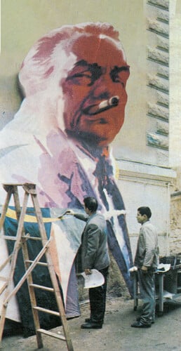  Ο Γ. Βακιρτζής ζωγραφίζει στην αυτή του Αττικόν στη Χρ. Λαδά.