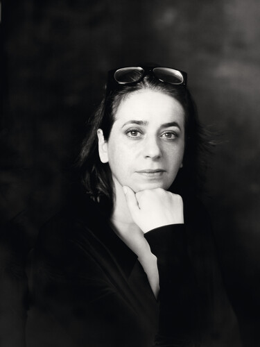 Η India Mahdavi. 