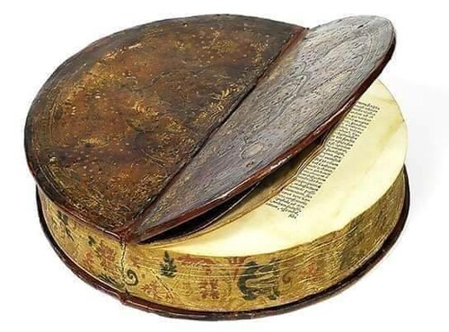 Το μοναδικό γνωστό βιβλίο με κυκλικό δέσιμο της Αναγέννησης, ηλικίας άνω των 400 ετών, βρίσκεται στην βιβλιοθήκη του πανεπιστημίου του Würzburg στη Γερμανία.