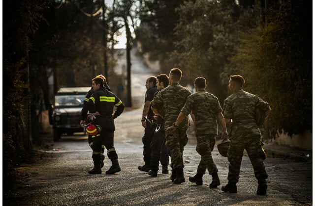 Ο στρατός στη μάχη για τις πυρκαγιές: Επίγειες και εναέριες περιπολίες και με drones | LiFO