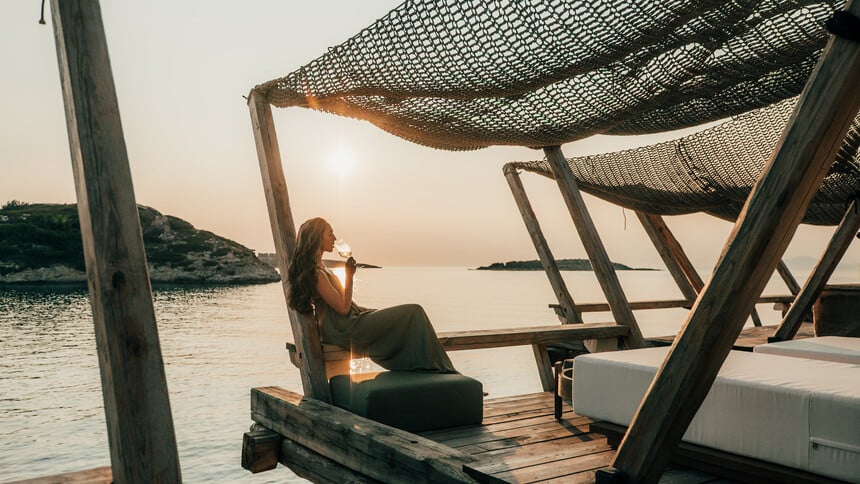 Onar Seaside Lounge: Όταν η θαλασσινή αύρα αγκαλιάζει την τέχνη της γαστρονομίας