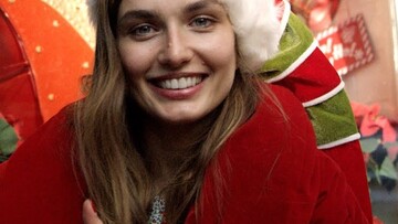Το μοντέλο Andreea Diaconu μοιράζει δώρα στους δρόμους της Νέας Υόρκης