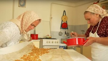 Δύο γιαγιάδες αδερφές από την Ουγγαρία φτιάχνουν το πιο λαχταριστό στρούντελ του κόσμου