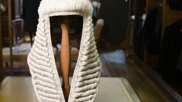 Πού κατασκευάζονται οι λευκές περούκες των Άγγλων δικαστών;