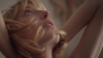 Μόνη στο δωμάτιό μου