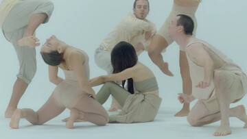 Το "Hold On To Me" είναι μια γαλήνια ωδή για μία καταιγίδα