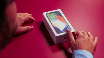 Βγάζοντας το νέο iPhone X από το κουτί