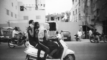 Ένας πατέρας πιάνει φίδια μαζί με τον γιο του στη φύση της Ινδίας