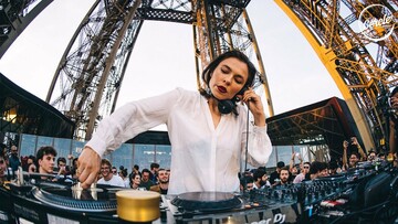 Αν αγαπάς την techno, τότε πρέπει να δεις αυτό το DJ set της Nina Kraviz πάνω στον πύργο του Άιφελ