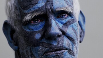 O 78χρονος Τζιμ Χολ είναι o «μπλε άνθρωπος»