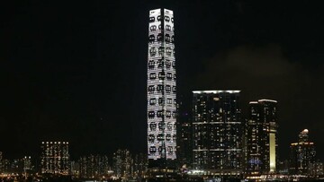 Παίζοντας Pac Man πάνω σε έναν ουρανοξύστη του Χονγκ Κονγκ