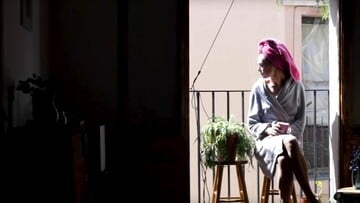 Μέσα σε οκτώ σπίτια σε όλο τον κόσμο την εποχή της κοινωνικής απομόνωσης