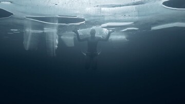 Κολυμπώντας στα σκοτεινά νερά κάτω από τους πάγους της Αρκτικής