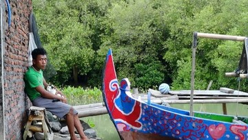 Πώς είναι να ζεις ολομόναχος σε ένα χωριό της Ινδονησίας που βυθίζεται λόγω της κλιματικής αλλαγής;