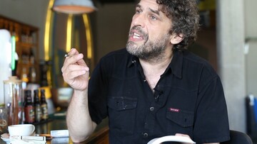 Αναγνώσεις: Ο Κώστας Κουτσολέλος διαβάζει ένα απόσπασμα από το μυθιστόρημα του Μισέλ Ουελμπέκ " Η επέκταση του πεδίου της πάλης"