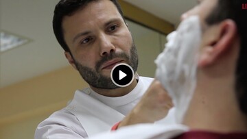 Μέσα σε ένα από τα παλαιότερα κουρεία της Αθήνας