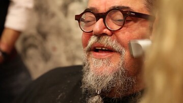 O Σταμάτης Κραουνάκης ξυρίζει το μούσι του μετά από 40 χρόνια στον φακό του LIFO.gr