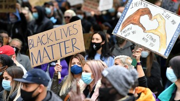 Περπατώντας δίπλα στους διαδηλωτές του Black Lives Matter σε ολόκληρο τον κόσμο