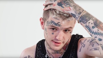 O ράπερ Lil Peep που πέθανε σήμερα στα 21 χρόνια του, δείχνει στο φακό τα τατουάζ του