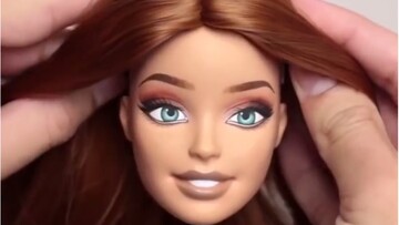 Barbie total makeover: Πώς ένας καλλιτέχνης αποφάσισε να κάνει τη διάσημη κούκλα, κορίτσι του σήμερα