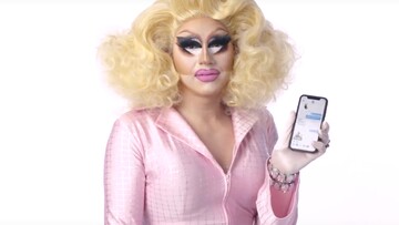 Όλες οι drag προσωπικότητες από το καστ της σειράς RuPaul's Drag Race δείχνουν τα τελευταία μηνύματα που έλαβαν στο κινητό τους