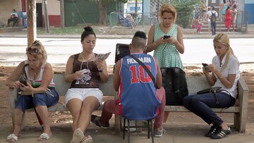 Η δημιουργία πάρκων Wi-Fi αλλάζει τη ζωή των Κουβανών