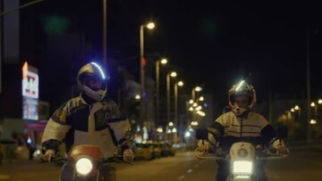Mια νυχτερινή περιήγηση με μηχανές στην Αθήνα