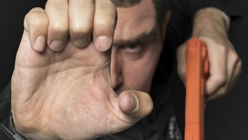 Ο Σάσα Μπάρον Κόεν «πείθει» μέλη του Κογκρέσου να δοθούν όπλα σε 4χρονα παιδιά