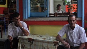 Καθημερινές σκηνές από τα καφενεία της Μυτιλήνης