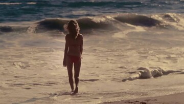 Mια μέρα του καλοκαιριού, σε μια παραλία του Μαλιμπού, ένα μοντέλο