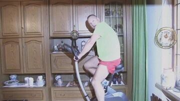 Παρακολουθώντας τον Juergen Teller να ισορροπεί αινιγματικά μεταξύ μόδας και τέχνης