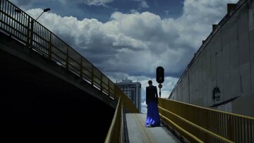 Ο Κολομβιανός σχεδιαστής Haider Ackermann επιστρέφει στη Μεντελίν και δείχνει τη μόδα του στους επικίνδυνους δρόμους