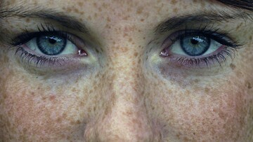 Όταν η μια γυναίκα παρατηρεί την άλλη