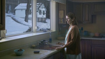 Ο φωτογράφος τέχνης Gregory Crewdson εξερευνά την μοναχικότητα μέσα στα δάση της παιδικής του ηλικίας