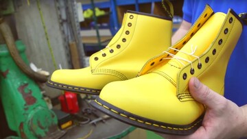 Μέσα στο εργοστάσιο των Dr. Martens στην Αγγλία