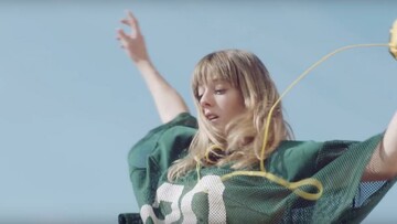 Πώς είναι να περπατάς με τα πιο περίεργα και ψηλά τακούνια του κόσμου