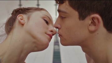 Δύο νευρόσπαστοι εραστές χορεύουν σε μία εγκαταλελειμμένη πισίνα, στη Γλασκώβη