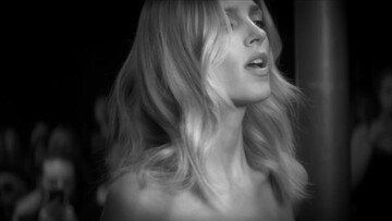 Η Mary Komasa τραγουδάει το Lost Me