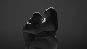 Ύμνος στην παχυσαρκία με έναν πορνοστάρ και ένα μοντέλο