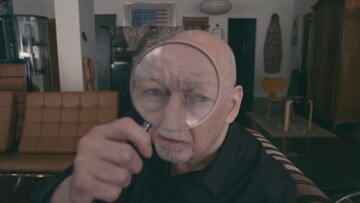 Στο διαμέρισμα του πραγματικού Don Draper της σύγχρονης διαφήμισης, George Lois